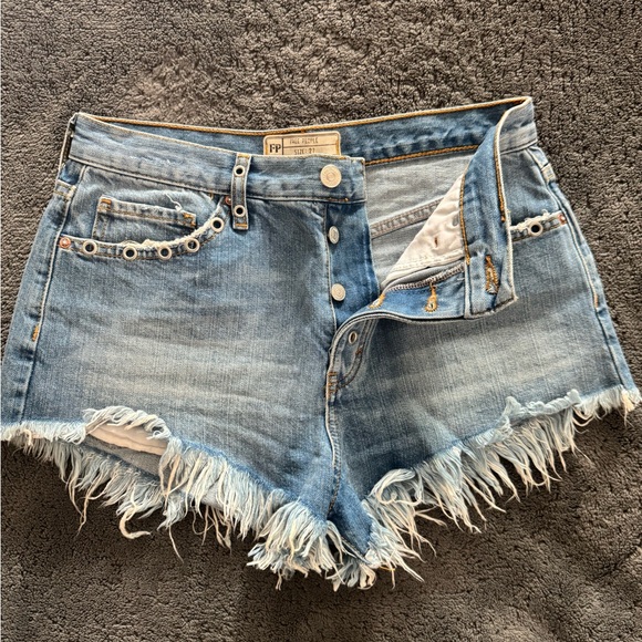 Free People - Denim- size 27 Frayed Hem Women Shorts - Picture 2 of 4